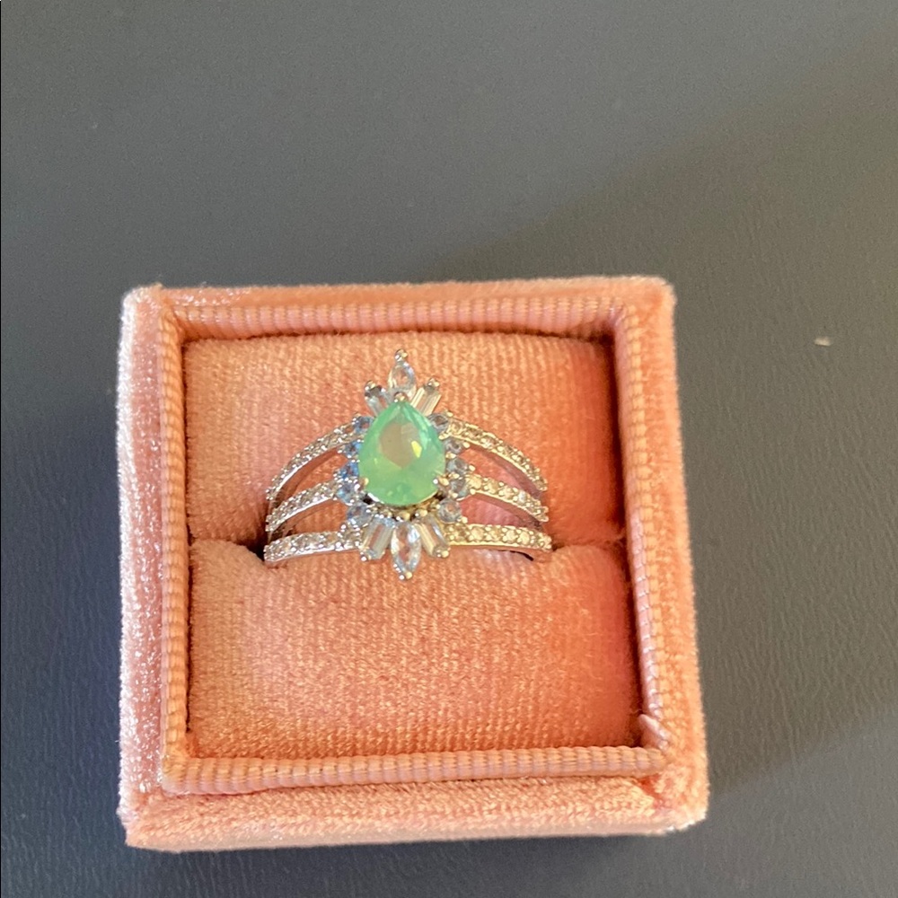 Bomb party Elegant Silver and Green Gemstone Ring